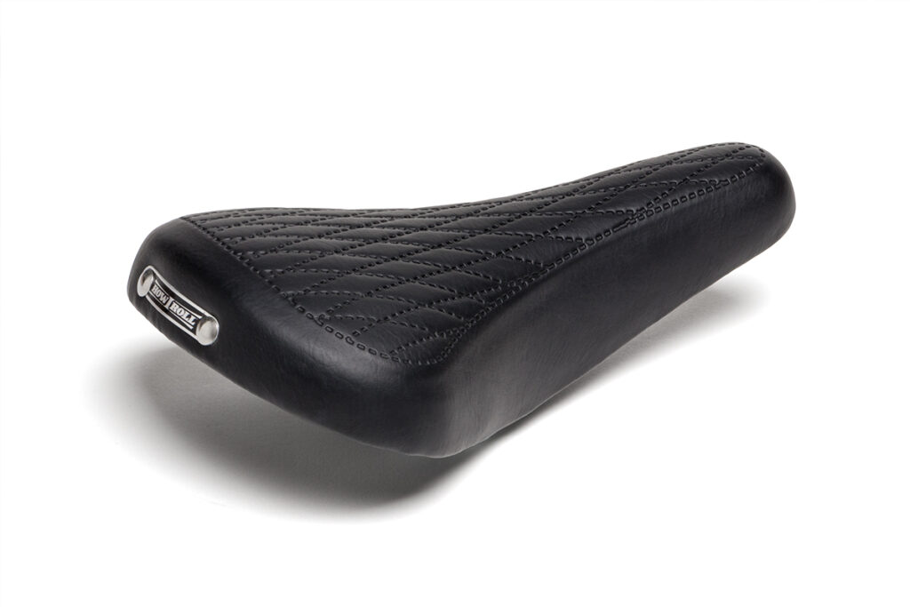 Academy Heroine's Right Diagonal Back Seat howiroll.jp